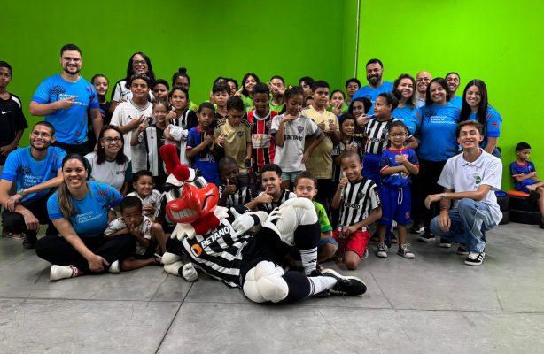 thumbnail de Jovens do Programa Árvore da Vida recebem visita do mascote do Atlético Mineiro em Betim